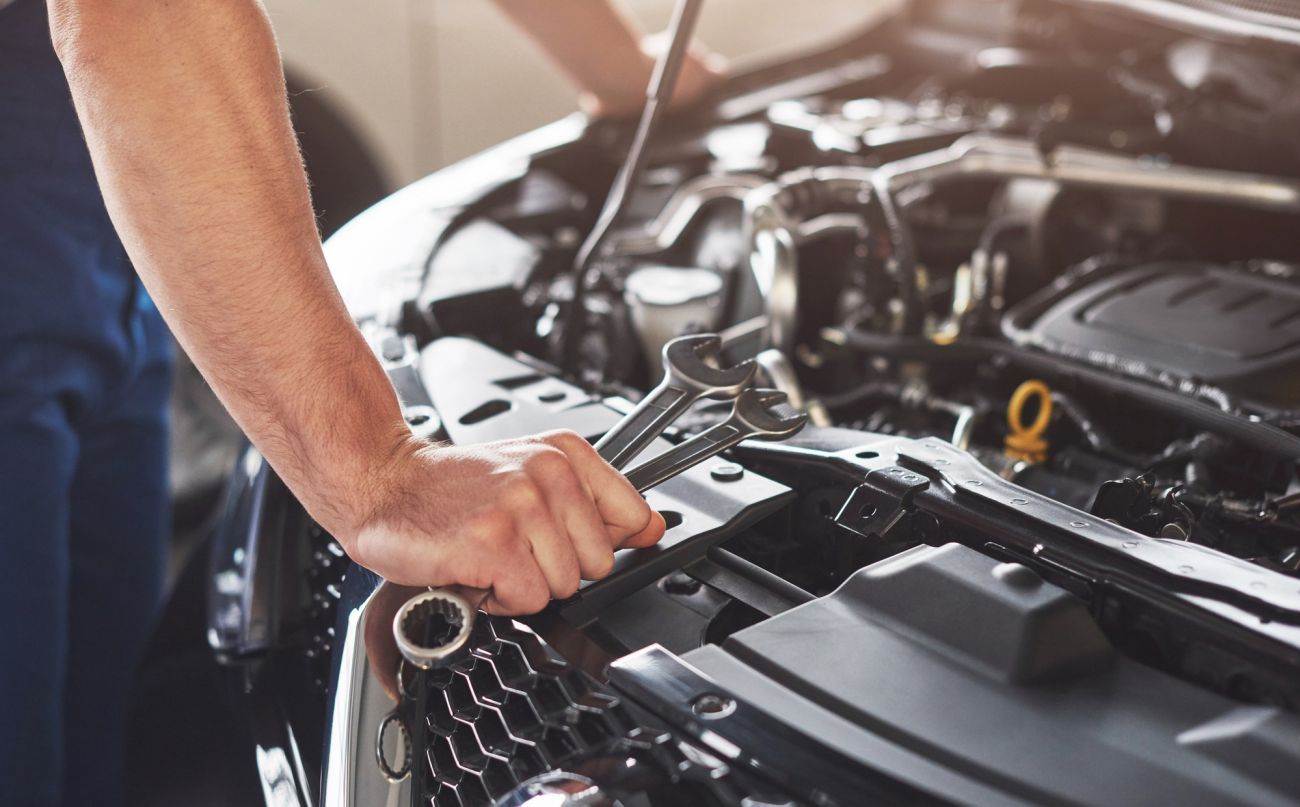 <a href="https://www.freepik.com/free-photo/close-up-hands-unrecognizable-mechanic-doing-car-service-maintenance_10521883.htm#fromView=search&page=3&position=16&uuid=a8835919-9a77-4767-9c93-db2c2b389caf&query=Car+Servicing">Image by standret on Freepik</a>